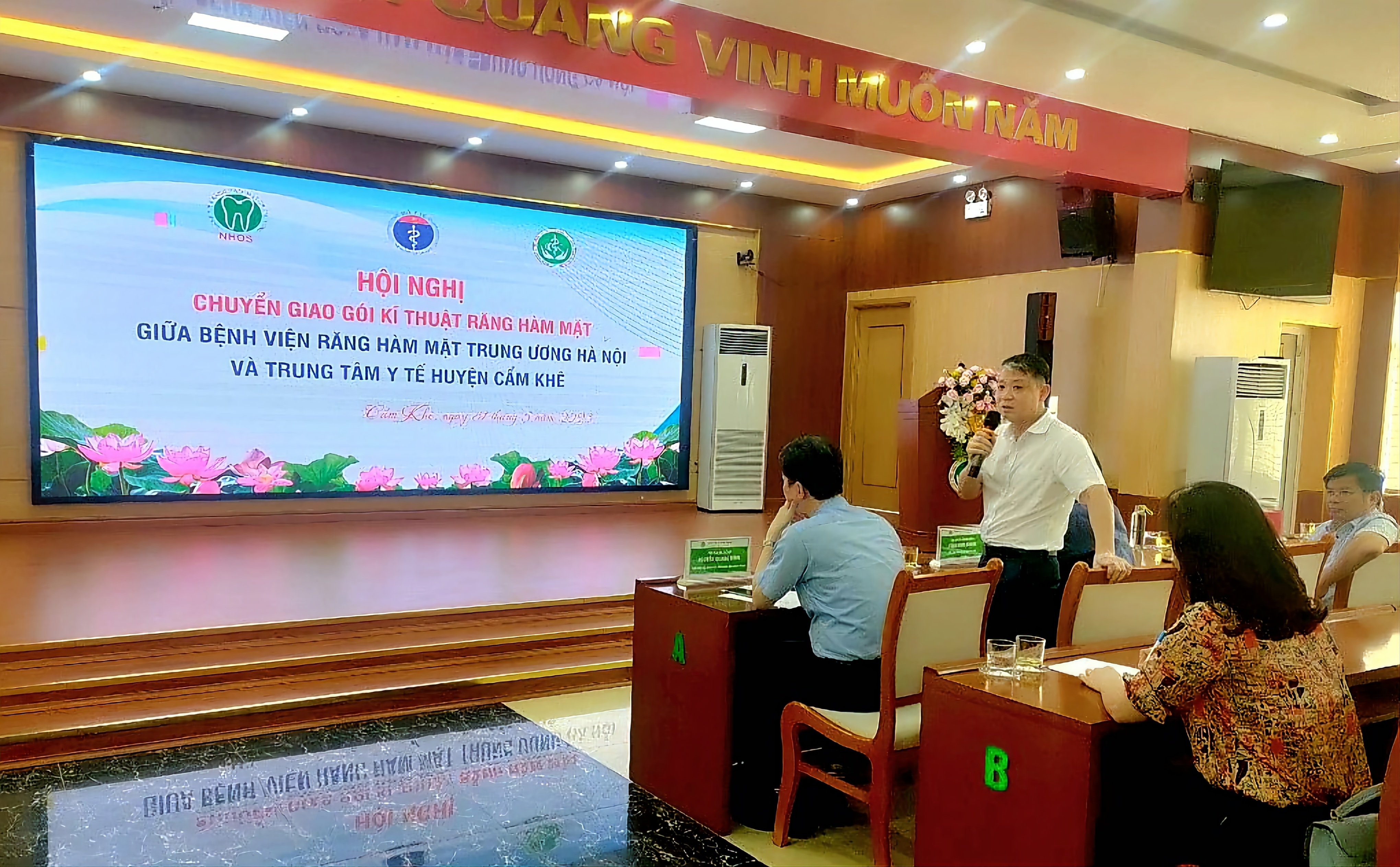 PGS. TS. Nguyễn Quang Bình và PGS. TS. Lê Ngọc Tuyến nhận xét về khoa Răng hàm mặt -TTYT huyện Cẩm Khê, tỉnh Phú Thọ